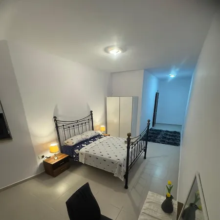 Cozy Room With Shared Bathroom In San Julian 4 *